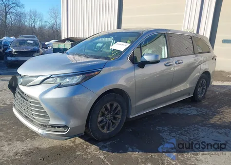 2022 Toyota Sienna Le z USA, uszkodzony, nr VIN 5TDKRKEC3NS122496